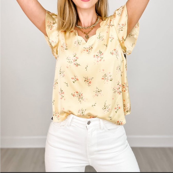 NWT Short Tulip Sleeve Floral Print V-Neck Satin Top 1X Yellow - Picture 5 of 13
